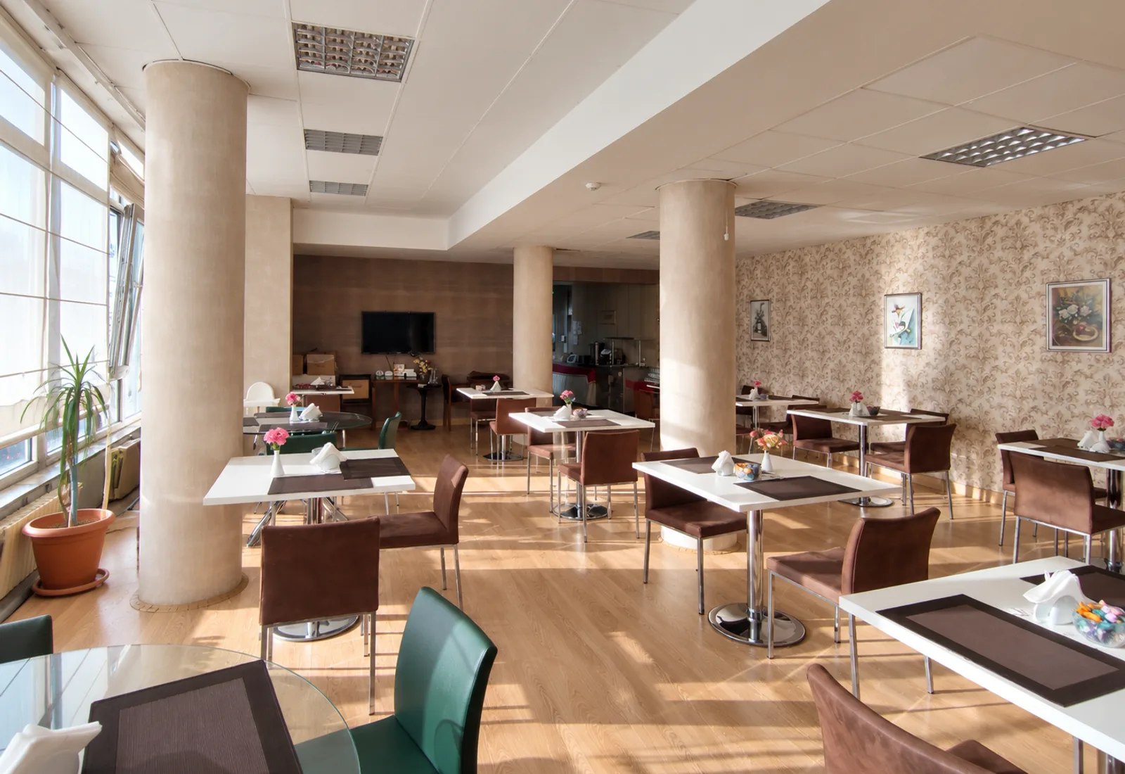 Has Termal Otel kahvaltı salonu ve Cafe Türk oturma alanı