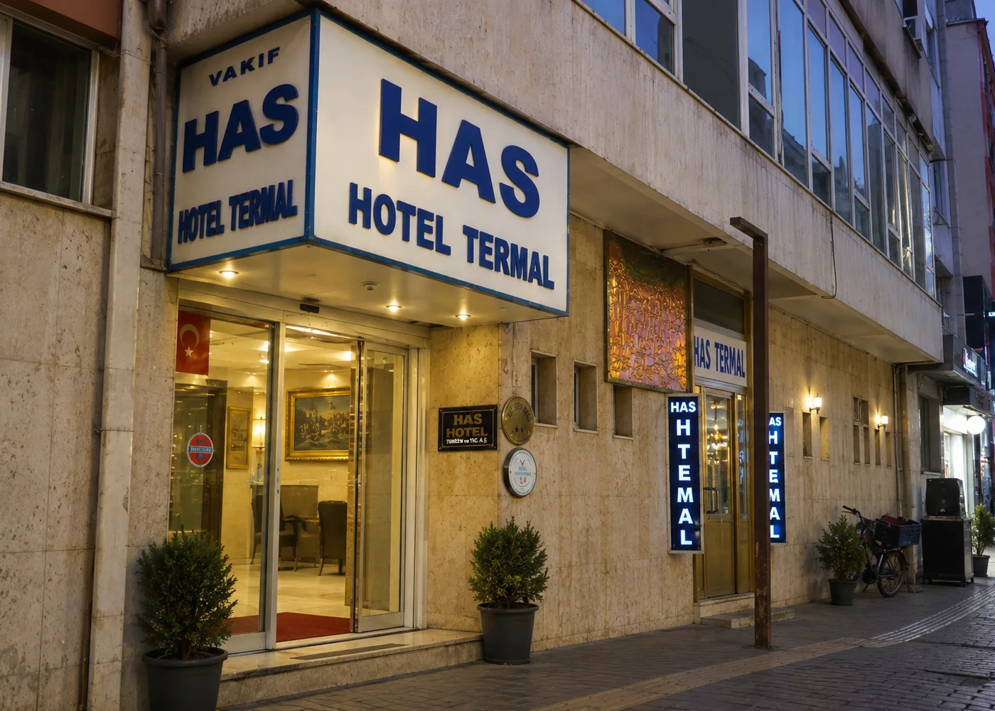 Has Hamam girişi — Hamamyolu Caddesi'ndeki HAS HAMAM tabelası